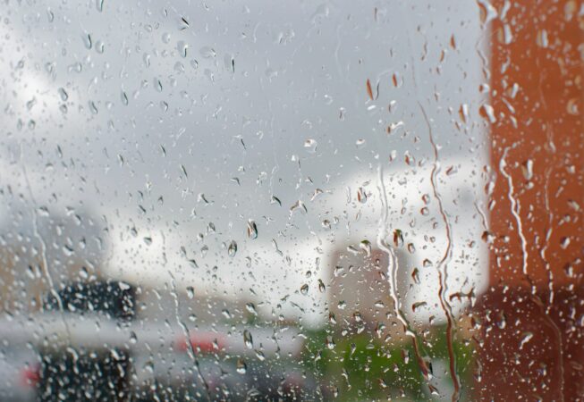 La pluie renforce-t-elle les problèmes d’humidité dans une maison ?