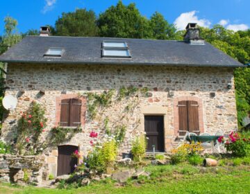 Humidité dans les résidences secondaires : comment la prévenir pendant une absence prolongée