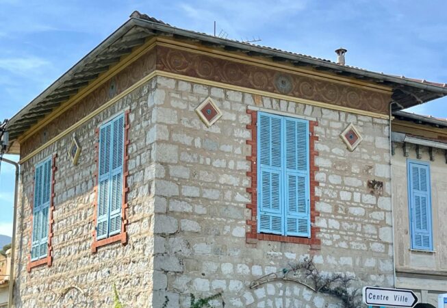 Humidité et orientation de la maison : une exposition nord augmente-t-elle les risques ?