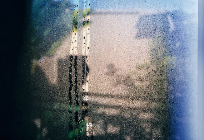 Condensation fenêtre : d&rsquo;où vient la buée sur vos vitres et que faire concrètement