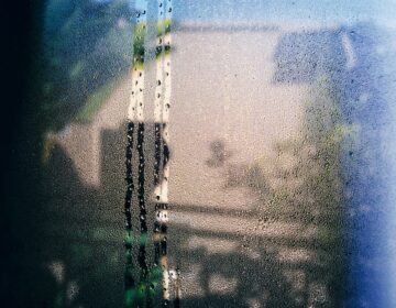 Condensation fenêtre : d&rsquo;où vient la buée sur vos vitres et que faire concrètement